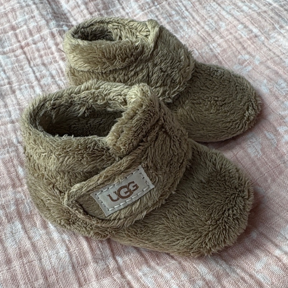 Ugg baby slippers sz 1, like new!